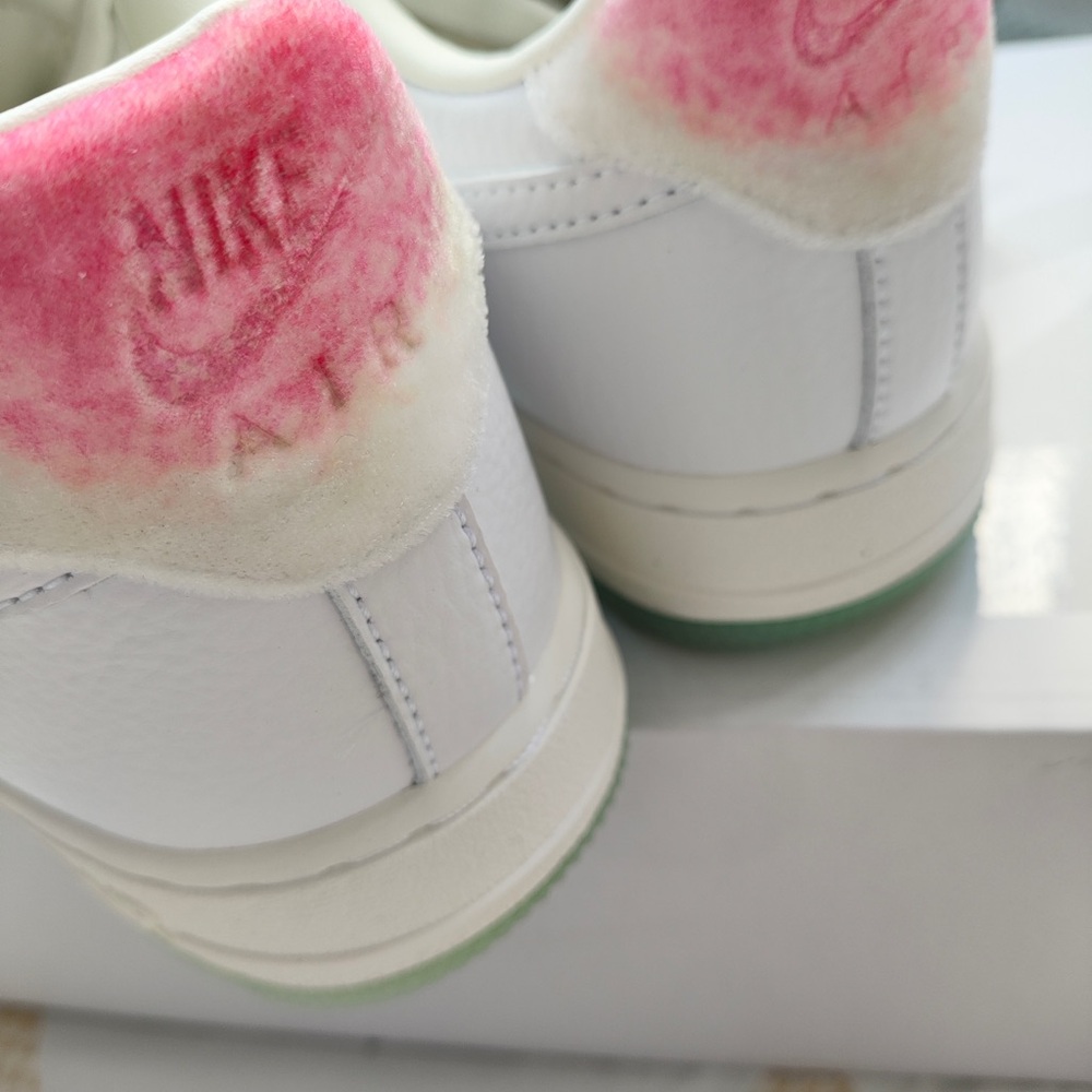 Nike White Low-Top Sneakers with Pink Heel Detail - Picture 4 of 6